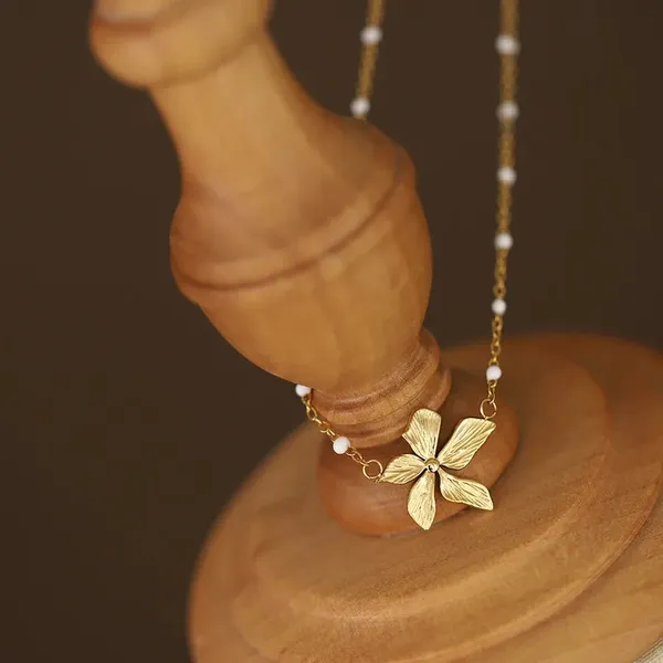 Gold_Flower_Chain_Necklace_For_Women